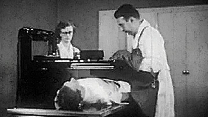 Como a fluoroscopia é usada em hospitais?